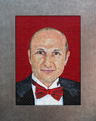 Портрет мужчины на красном фоне.